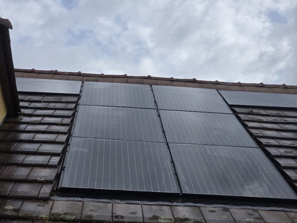 entretien-panneaux-solaire-clair-remi-electricite-panneaux-propre.jpg